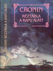 Réztábla a kapu alatt